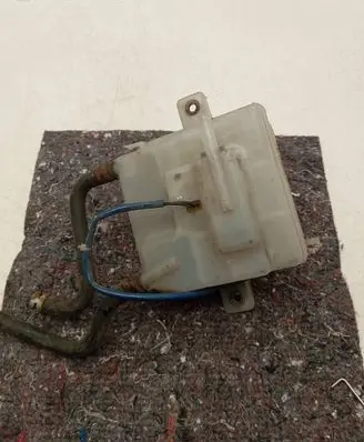 Lexus CT 200H Brake fluid reservoir 1B28