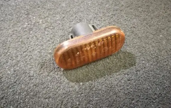Renault Clio II Front fender indicator light 7700822136