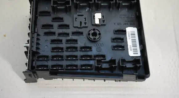 Volkswagen PASSAT CC Fuse module 3C0937125A