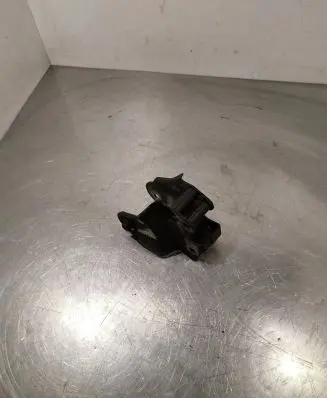 Engine mounting bracket