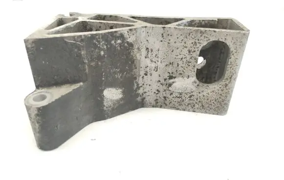 Volvo V70 Engine mounting bracket 8684381