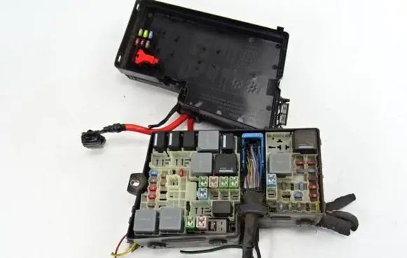 Volvo V40 Fuse module 5B0010107 AV6T14A067AC