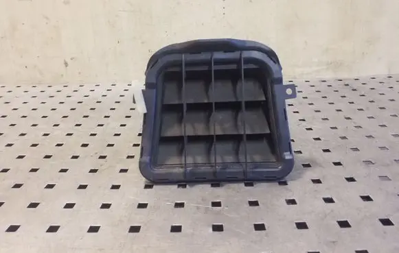 Quarter panel pressure vent