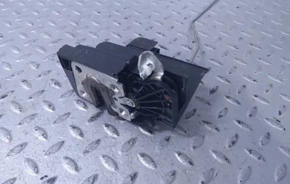 Dacia Sandero III Rear door lock 825020994R