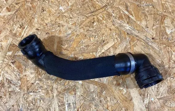 Porsche Macan (95B) Intercooler pipe mounting bracket 95b122101f