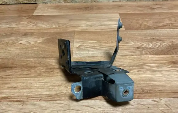 Renault Megane III Fender mounting bracket 6256002E