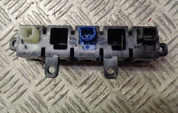 Nissan Pulsar Front bumper mounting bracket 622243ZL0A