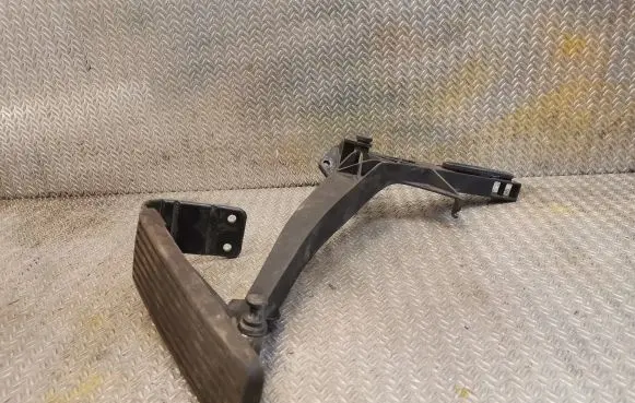 Mercedes-Benz E W210 Accelerator throttle pedal 2103011820