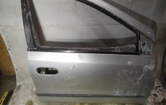 Nissan Almera Tino Front door pilkos
