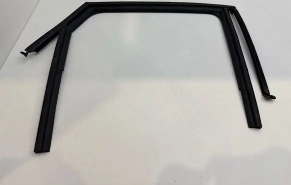 Seat Arona Rear door window/glass frame 