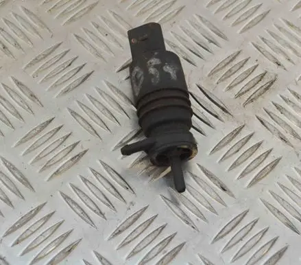 Volkswagen PASSAT B5 Windscreen/windshield washer pump
