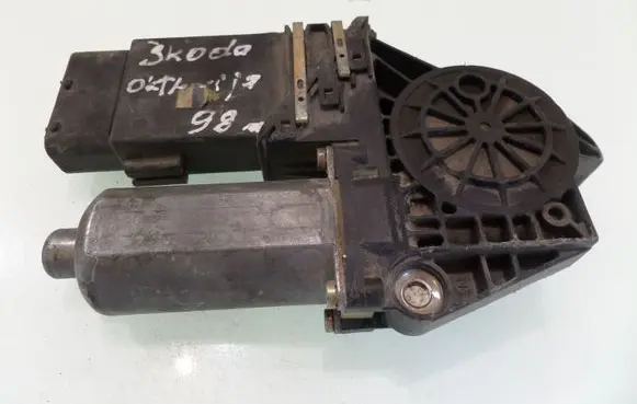 Skoda Octavia Mk2 (1Z) Front door window regulator motor 0130821730