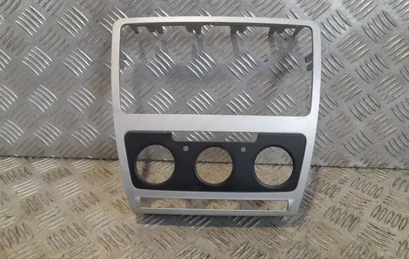 Skoda Octavia Mk2 (1Z) Radio/GPS head unit trim 1Z0858069BD 1135210180