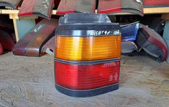 Volkswagen PASSAT B3 Rear/tail lights 333945111