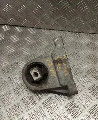 Volvo V70 Engine mount bracket