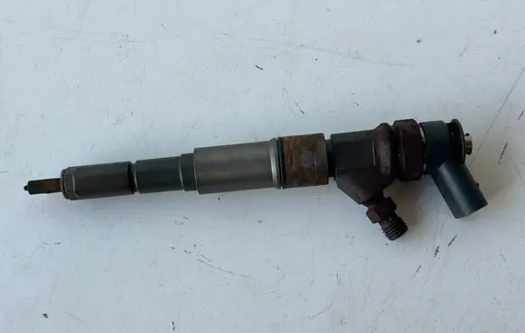 BMW 5 E60 E61 Fuel injector 7793836