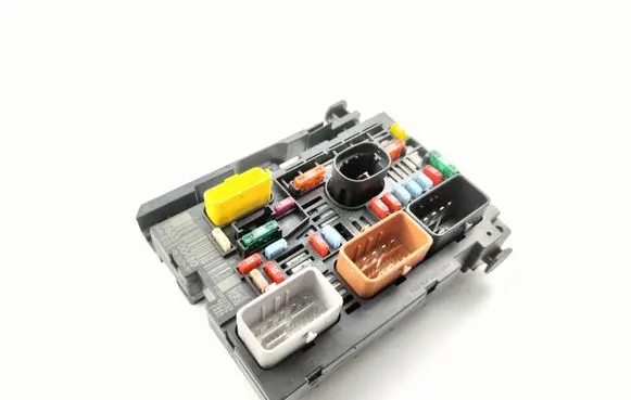 Peugeot 308 Fuse module 9663100480