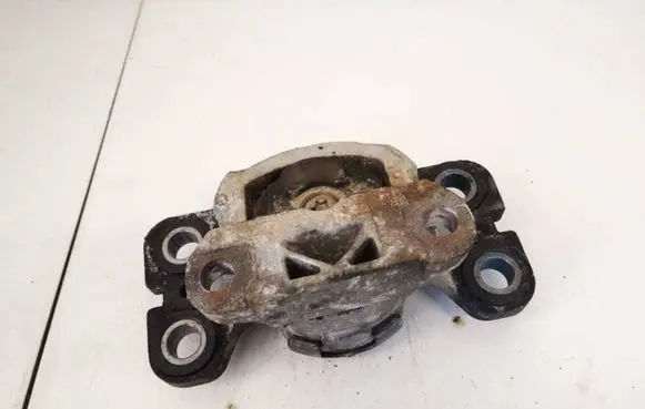 Volvo S80 Engine mount bracket