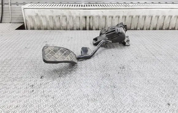 Volkswagen PASSAT B5.5 Accelerator throttle pedal 8E2721523