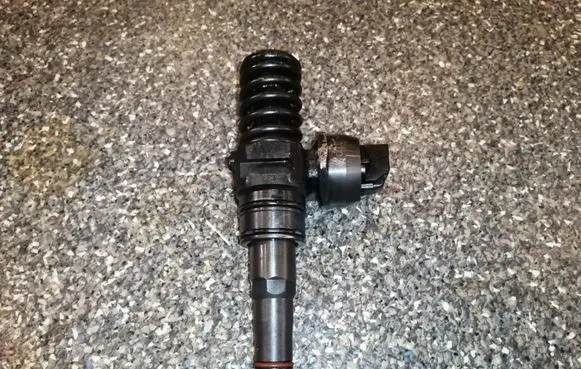 Volkswagen Caddy Fuel injector 03813D037BN 0414720313
