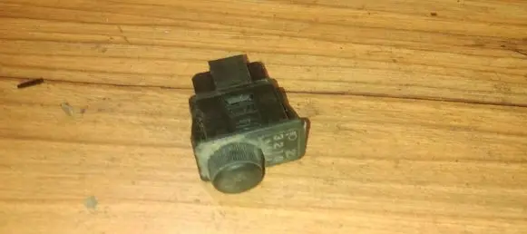 Nissan Primera Headlight level height control switch