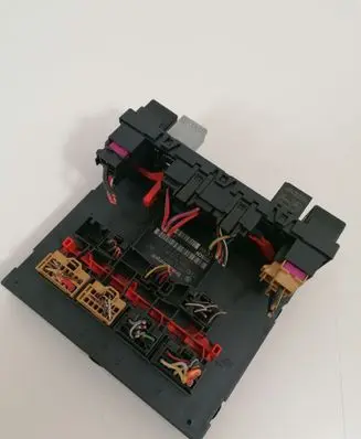 Volkswagen PASSAT B6 Fuse module 3C0937049J