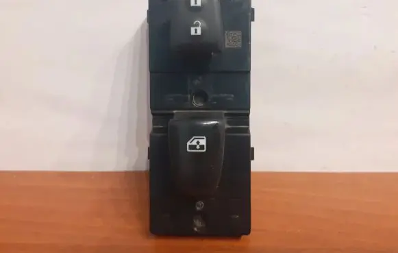 Nissan Qashqai Electric window control switch 11036