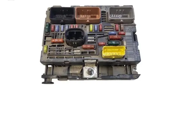 Peugeot 5008 Fuse module 9667044980