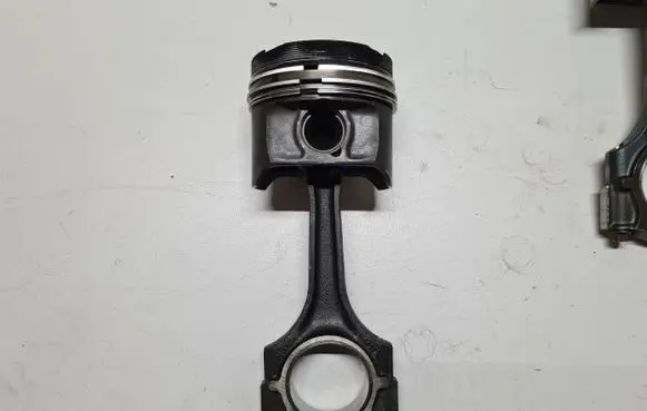 Mercedes-Benz E W210 Piston with connecting rod 87L32 OM606