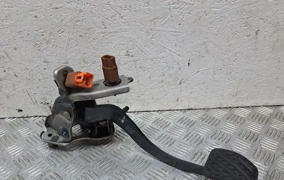Nissan Juke I F15 Clutch pedal 465031KB0B
