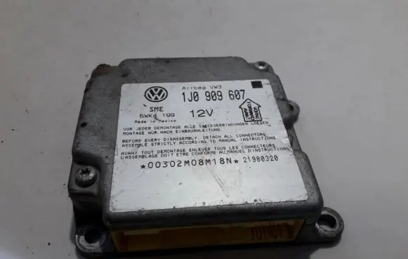 Volkswagen PASSAT B5 Engine control unit/module 1J0909607 5WK4199