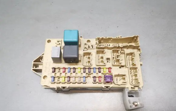 Toyota Corolla Verso AR10 Fuse module 892210F010