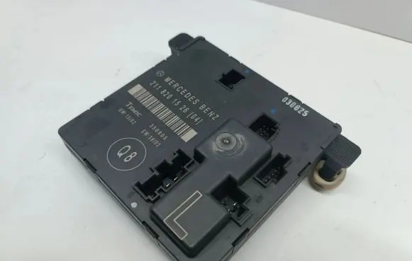 Mercedes-Benz E W211 Door control unit/module 2118201526