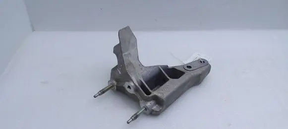 Suzuki SX4 S-Cross Engine mounting bracket
