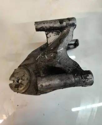 Volkswagen Touareg I Engine mounting bracket 070199308A AGR41363 G2C090V