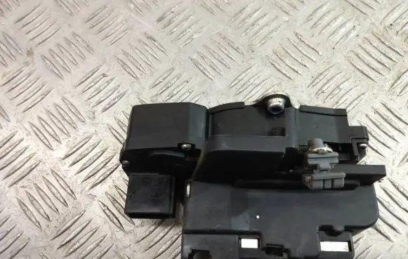 Chevrolet Captiva Rear door lock 6020