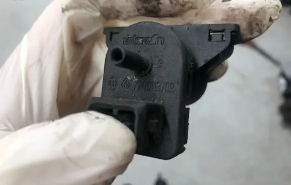 Renault Megane II Vacuum valve 7700113709