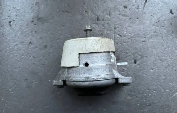 Mercedes-Benz C W205 Engine mount bracket A2132403900