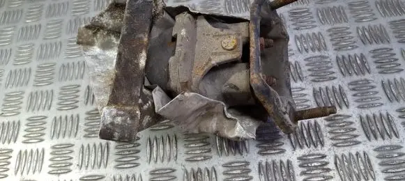 Chrysler 300M Engine mount bracket 4593245 48370