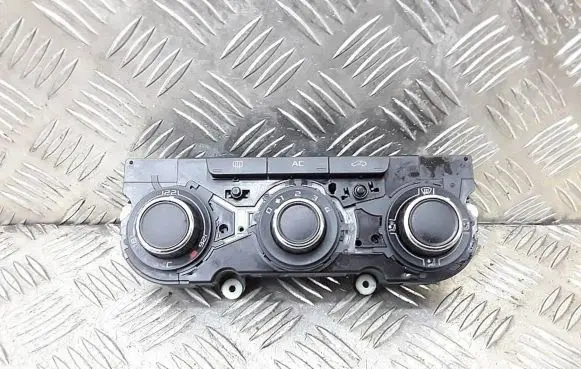 Skoda Octavia Mk2 (1Z) Climate control unit 3T0820047H