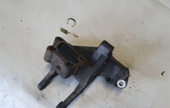Toyota Corolla Verso E121 Engine mounting bracket NOCODE