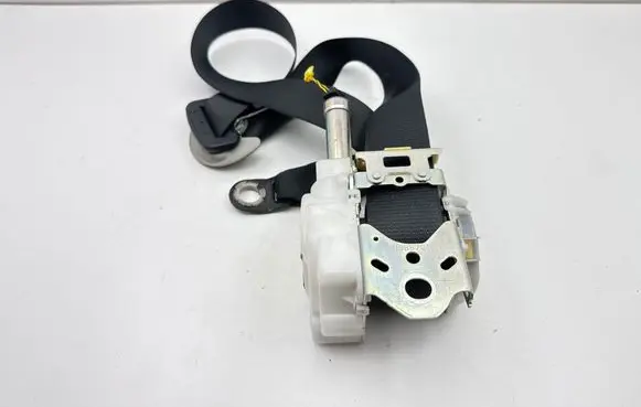 Toyota Auris E180 Front seatbelt N088701
