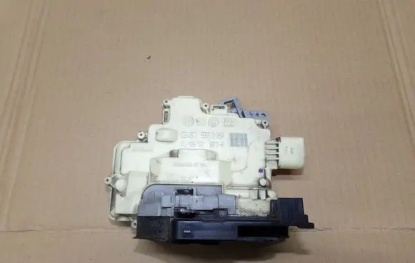 Volkswagen PASSAT B6 Front door lock 3C1837016A