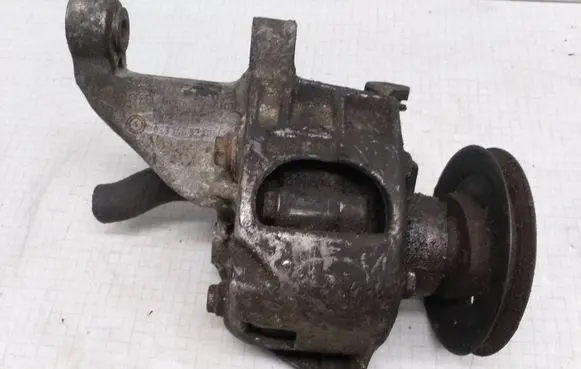 Volkswagen PASSAT B4 Power steering pump mounting bracket 028145523F