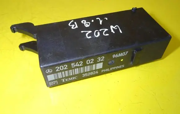 Mercedes-Benz C W202 Light module LCM 2025420232