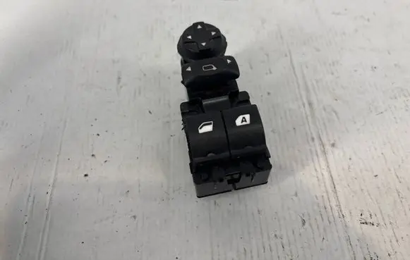 Peugeot 208 I Electric window control switch 96758208ZD
