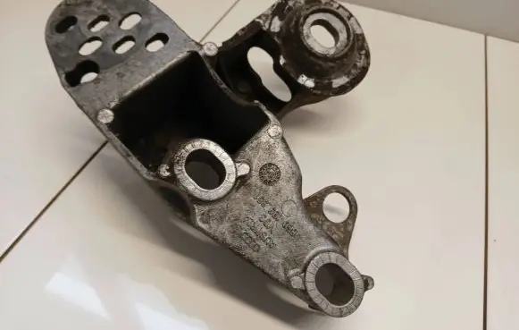 Audi A4 S4 B7 8E 8H Engine mounting bracket 8E0199351