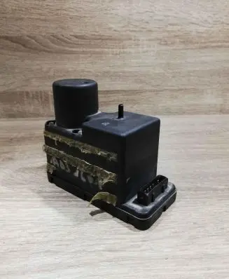 Audi 80 90 B3 Central locking vacuum pump 443862257d