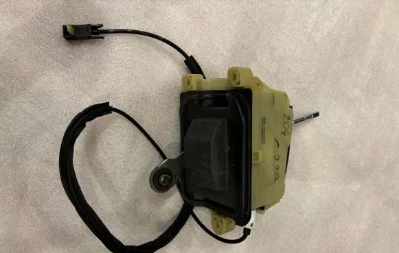 Mercedes-Benz C W204 Gear shifter/selector A2042677524 2042677524