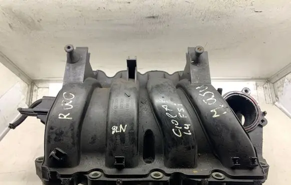 Volkswagen Golf IV Intake manifold 03C129711E